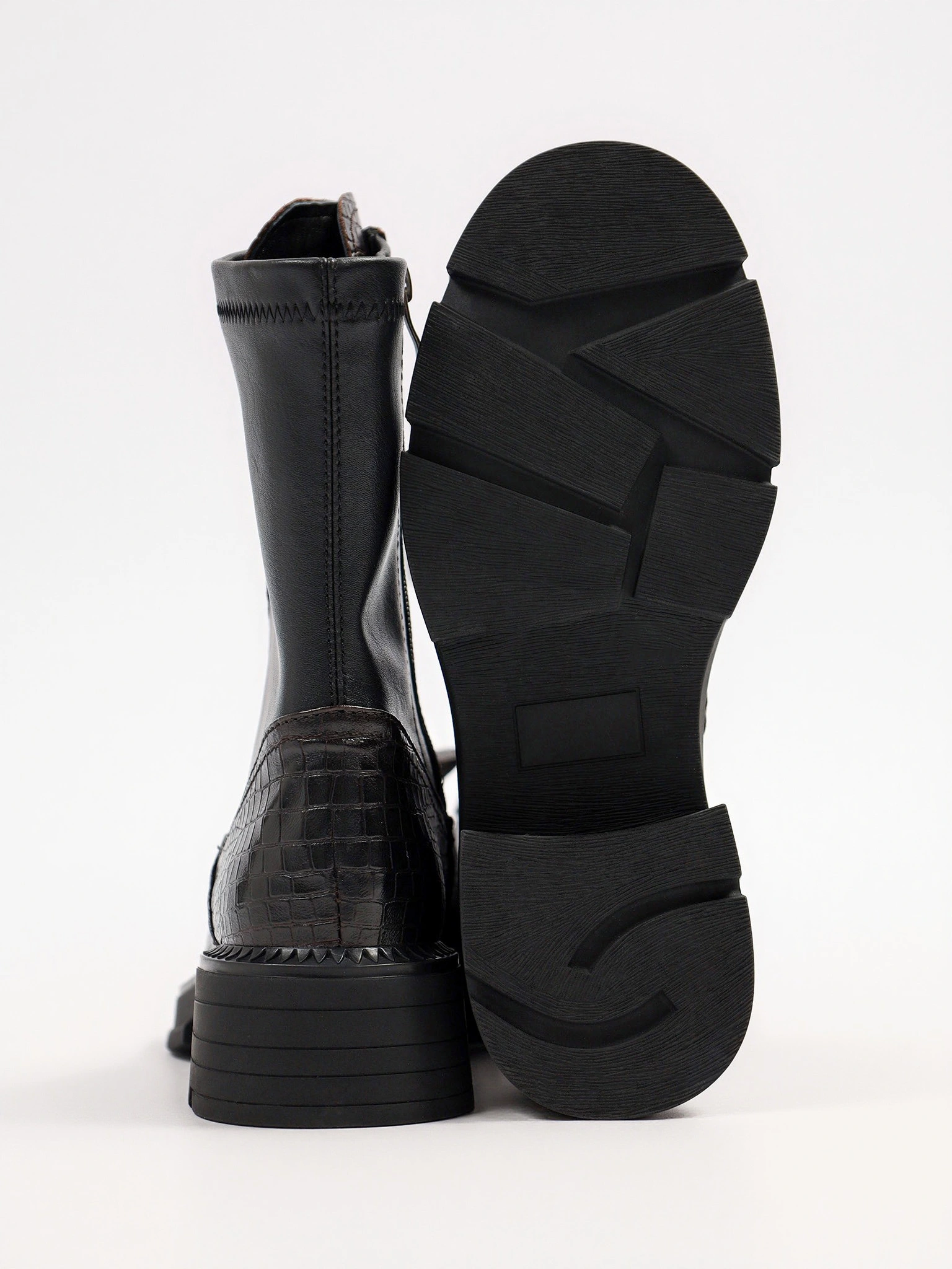 Ботинки черного цвета с декоративным замком на широком высоком каблуке